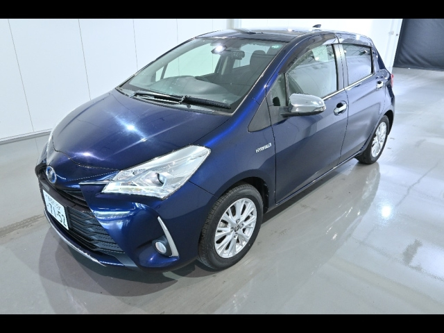 TOYOTA VITZ 2017
