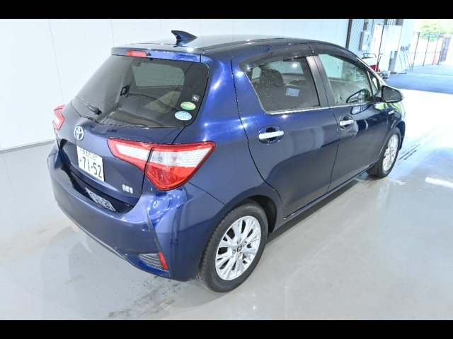 TOYOTA VITZ 2017