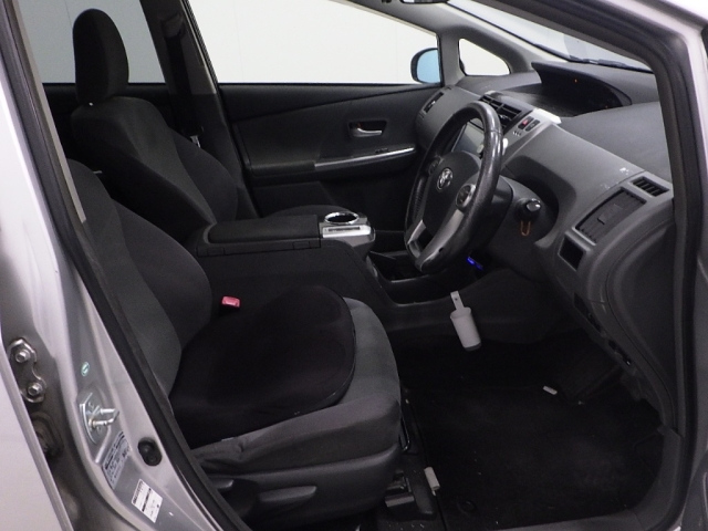 TOYOTA PRIUS ALPHA 2013