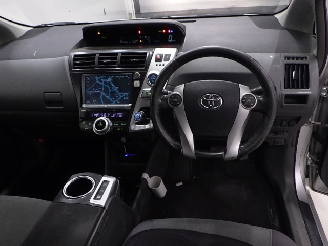 TOYOTA PRIUS ALPHA 2013