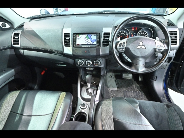 MITSUBISHI OUTLANDER 2011