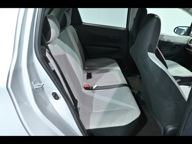 TOYOTA VITZ 2011