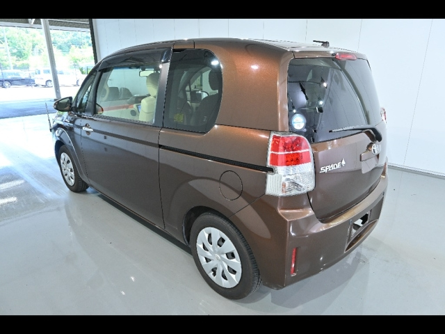 TOYOTA SPADE 2013