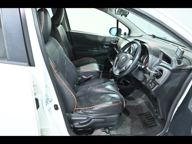 TOYOTA VITZ 2011