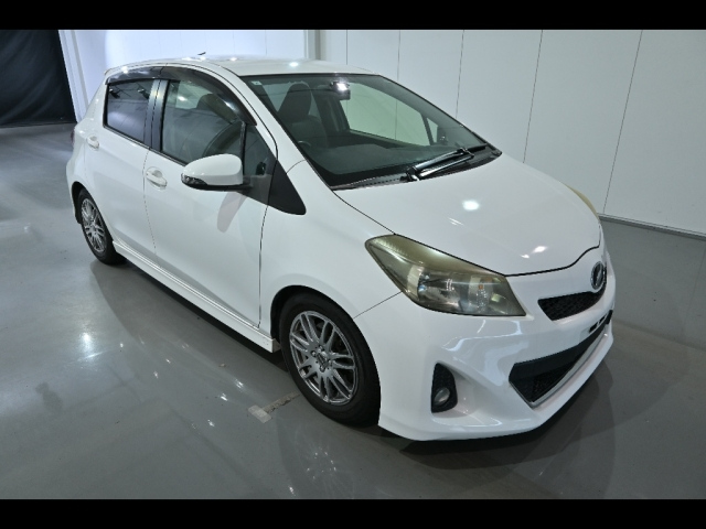 TOYOTA VITZ 2011