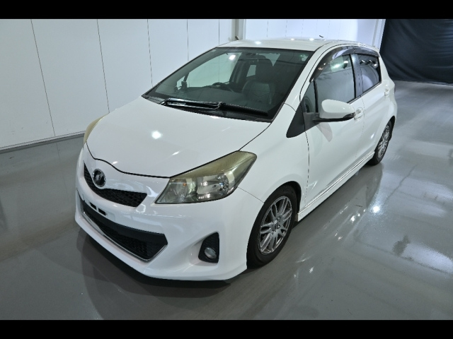 TOYOTA VITZ 2011