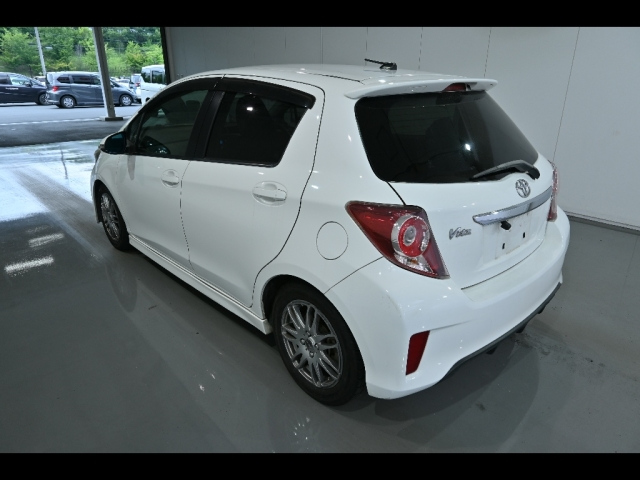 TOYOTA VITZ 2011