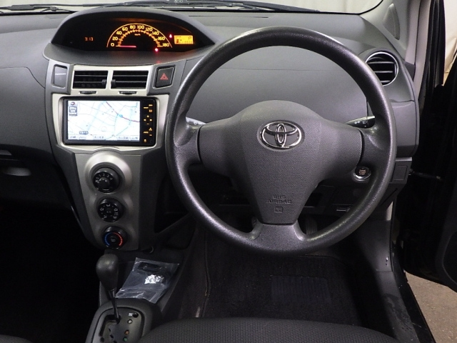 TOYOTA VITZ 2010