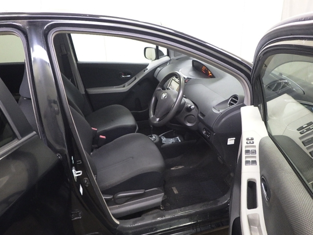 TOYOTA VITZ 2010