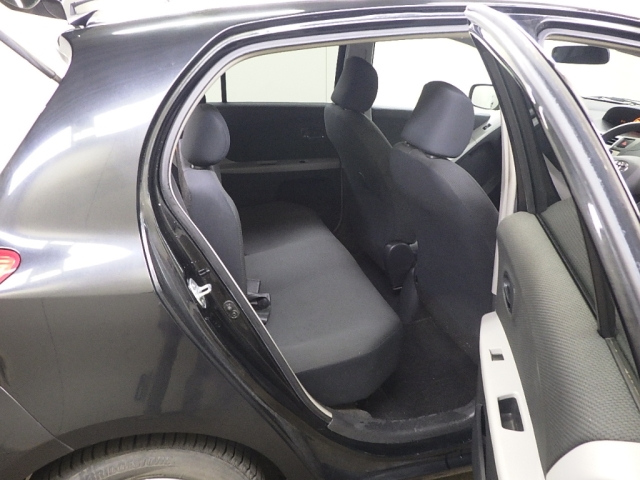 TOYOTA VITZ 2010