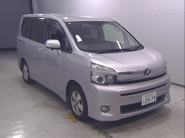 TOYOTA VOXY 2011