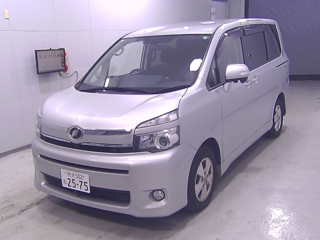 TOYOTA VOXY 2011