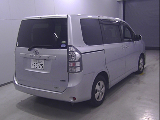TOYOTA VOXY 2011