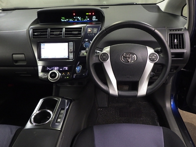 TOYOTA PRIUS ALPHA 2012