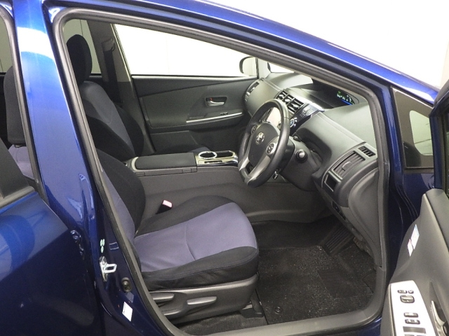 TOYOTA PRIUS ALPHA 2012