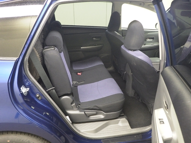 TOYOTA PRIUS ALPHA 2012