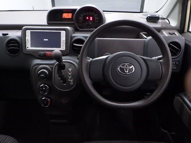 TOYOTA PORTE 2012