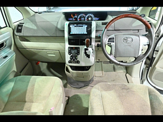 TOYOTA NOAH 2010