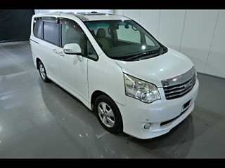 TOYOTA NOAH 2010