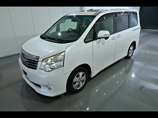 TOYOTA NOAH 2010