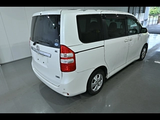 TOYOTA NOAH 2010