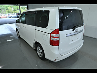 TOYOTA NOAH 2010