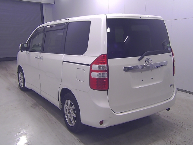 TOYOTA NOAH 2013