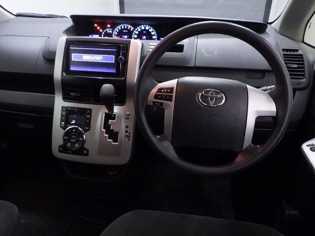 TOYOTA NOAH 2013