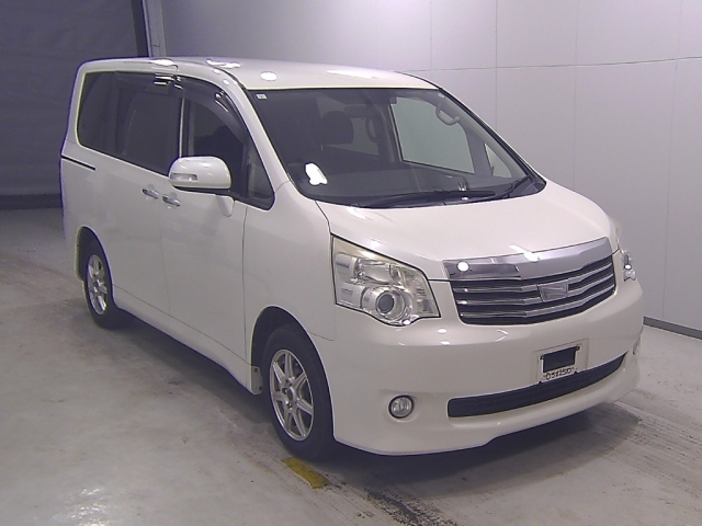 TOYOTA NOAH 2013