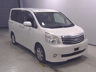 TOYOTA NOAH 2013