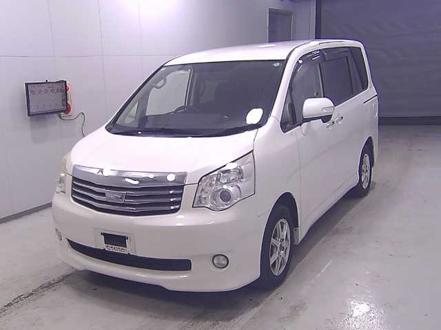 TOYOTA NOAH 2013