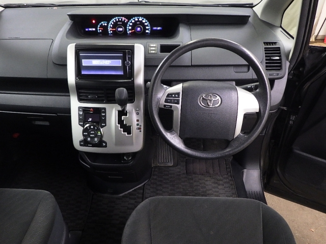 TOYOTA VOXY 2013