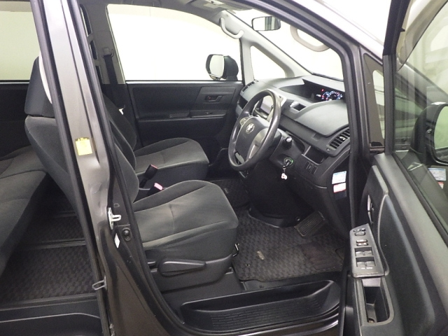 TOYOTA VOXY 2013