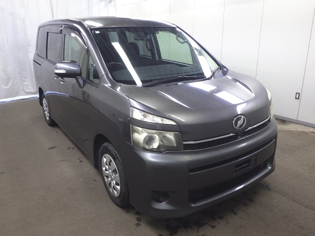 TOYOTA VOXY 2013