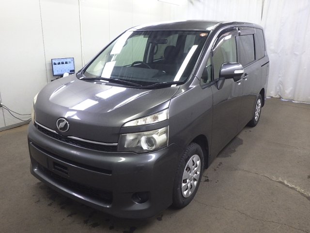 TOYOTA VOXY 2013