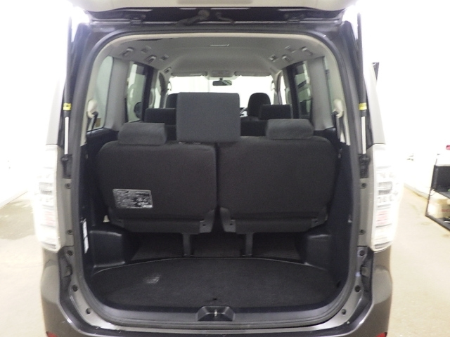 TOYOTA VOXY 2013