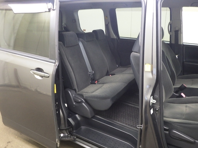 TOYOTA VOXY 2013