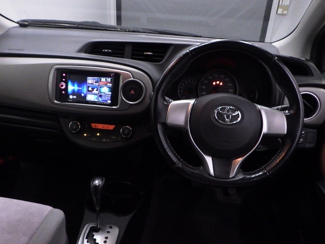 TOYOTA VITZ 2012