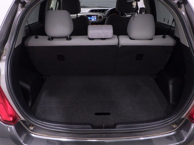 TOYOTA VITZ 2012