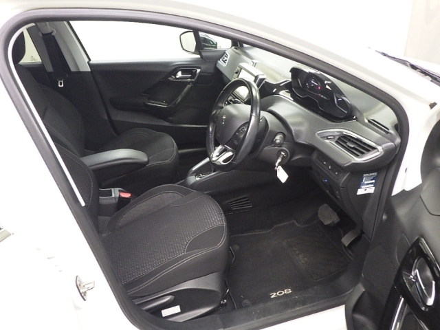 PEUGEOT 208 2018