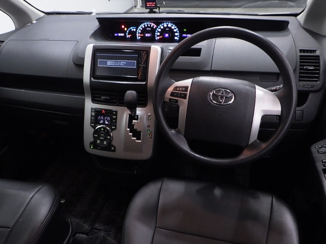 TOYOTA VOXY 2010