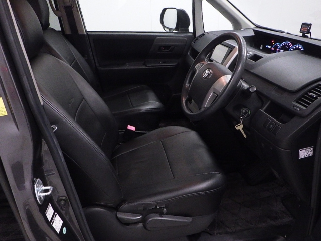 TOYOTA VOXY 2010