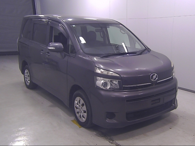 TOYOTA VOXY 2010