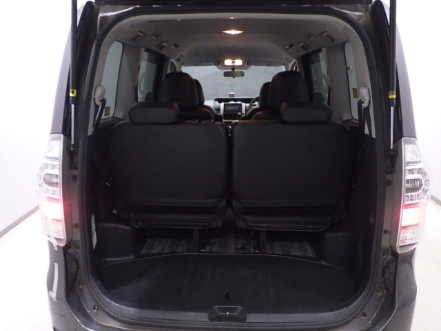TOYOTA VOXY 2010