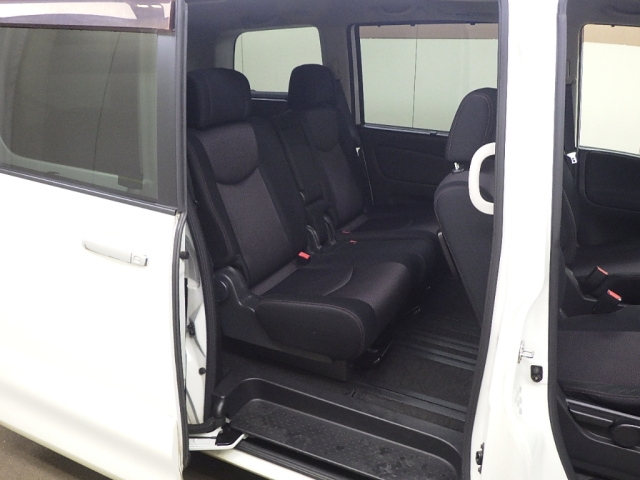 NISSAN SERENA 2012