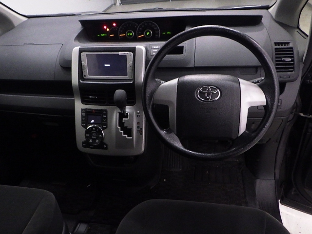 TOYOTA VOXY 2013