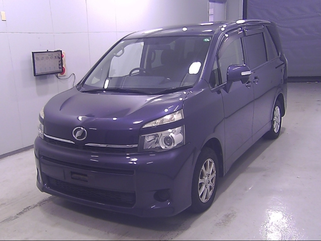 TOYOTA VOXY 2013