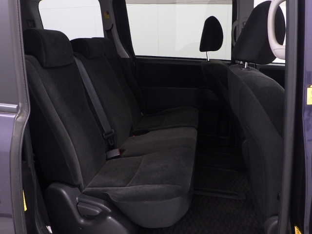 TOYOTA VOXY 2013