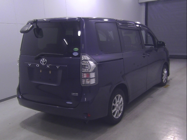TOYOTA VOXY 2013