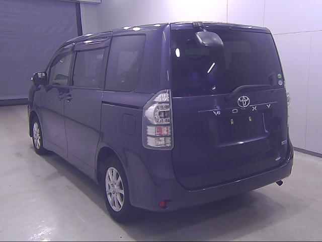 TOYOTA VOXY 2013